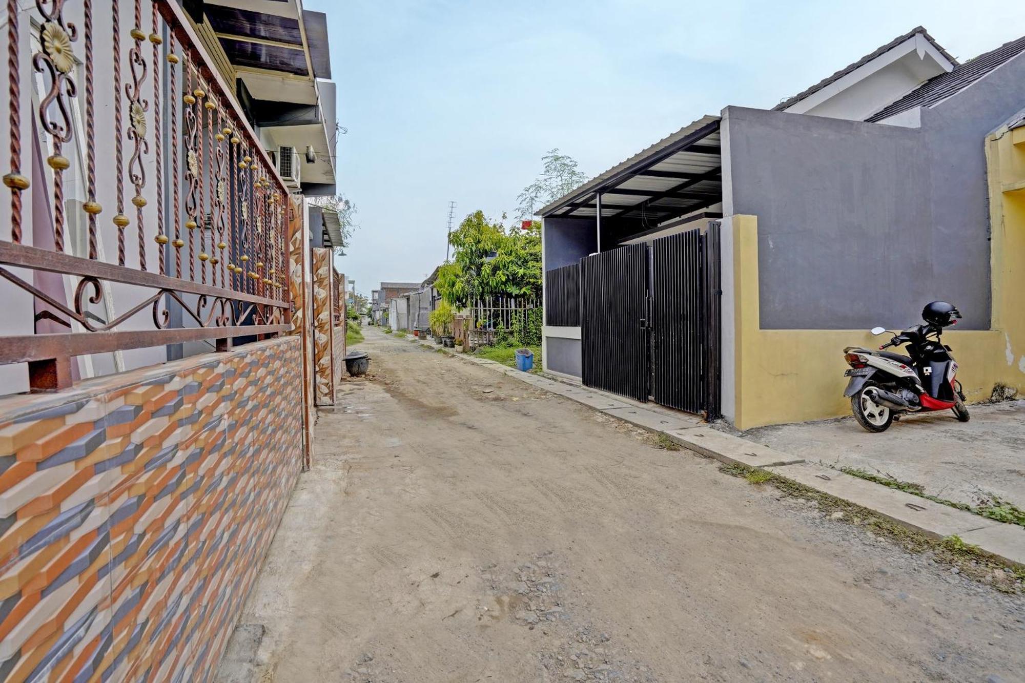 Oyo Life 91866 Paradise Ok Kost Syariah Mojokerto Buitenkant foto